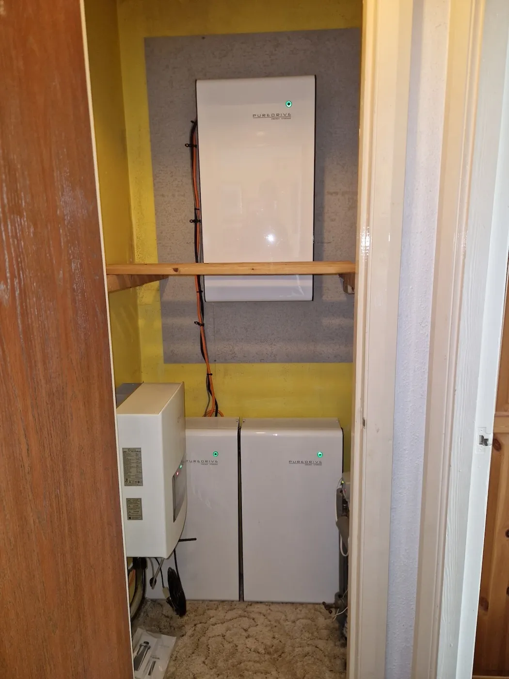Battery storage retrofit for an existing solar PV system